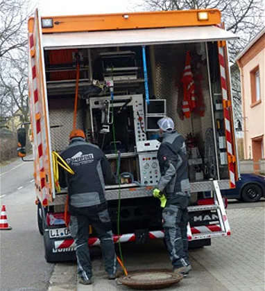 Mitarbeiter der Firma Harig vor Absaugfahrzeug