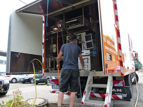 Jochim Harig hinter seinem Absaugfahrzeug