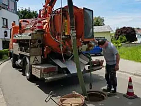 rohrreinigung_neu2 Saugspüler der Frima Harig mit Mitarbeiter
